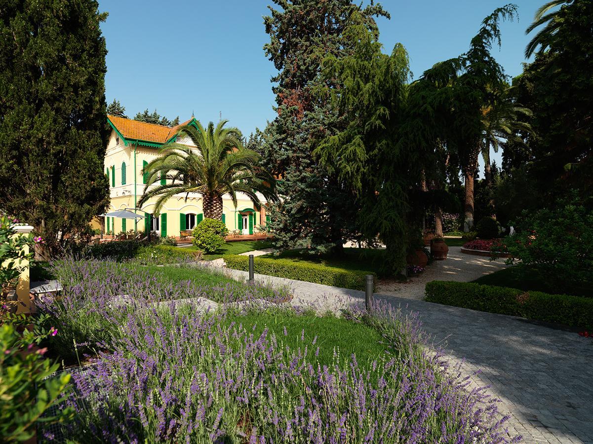 Villa Rosella Resort Roseto Degli Abruzzi Exterior foto